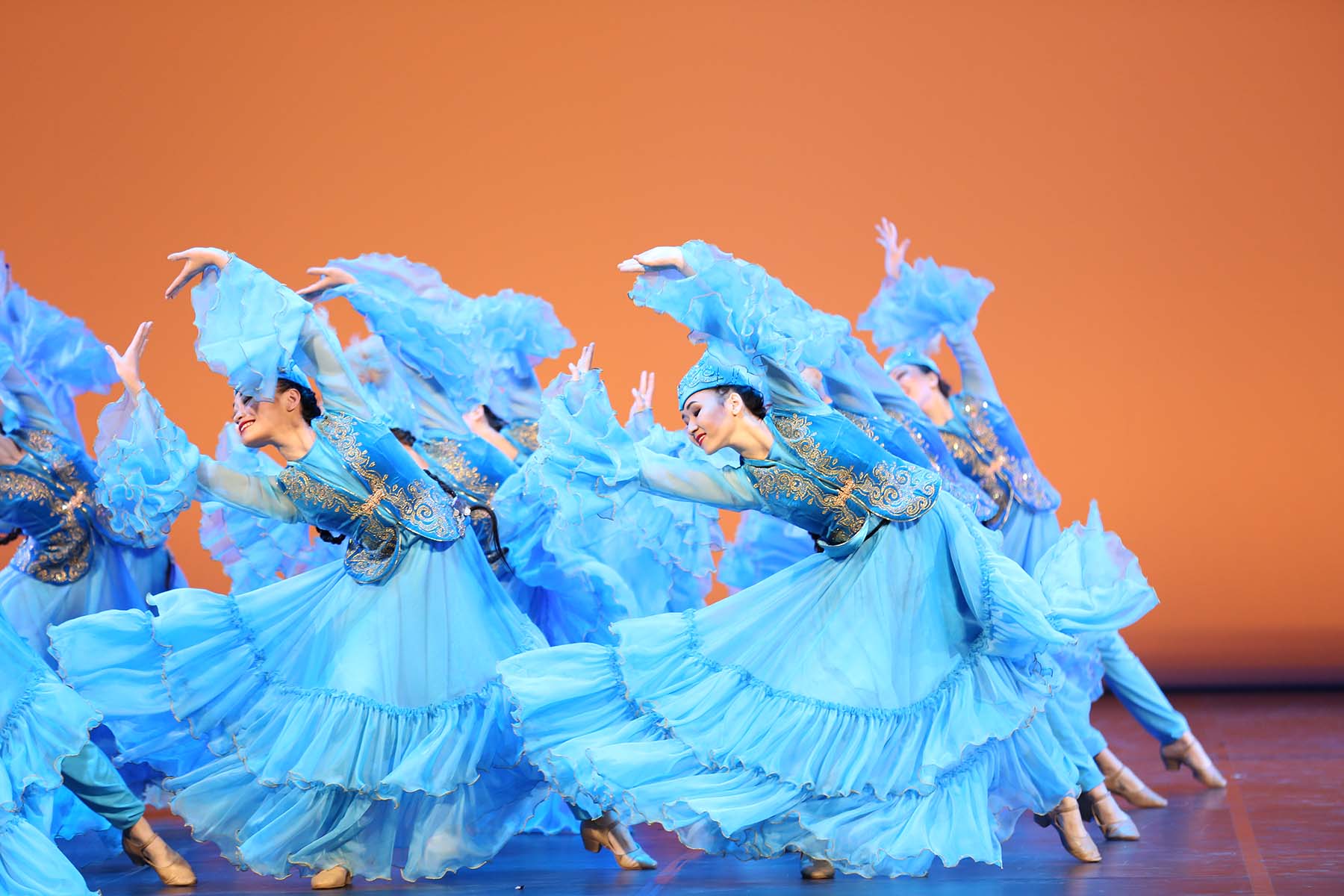 Казахский национальный танец. Казахский Тане. Казахский танец. Казахский народный танец. Казахский танцевальный костюм.