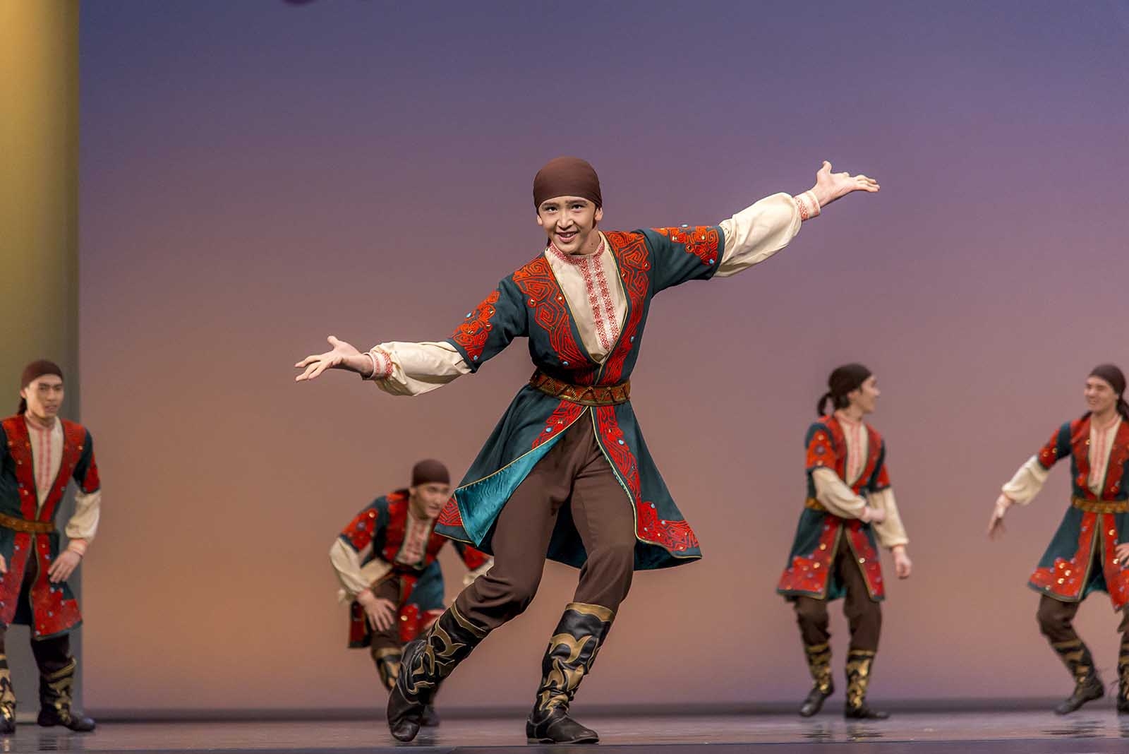 Казахский национальный танец. Казахские танцы мужские. Казахский костюм для танца.