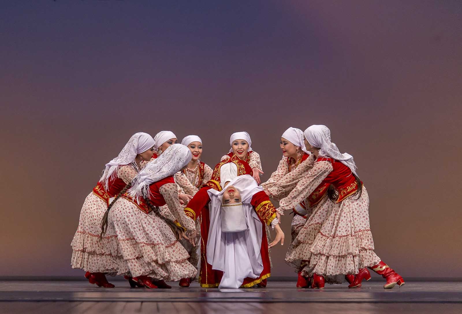 Казахский национальный танец. Национальный танец казахов. Казахский танцевальный костюм. Танец Камажай. Казахский народный танец.
