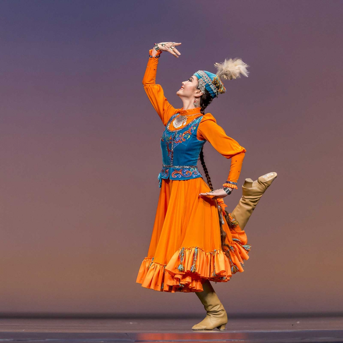 Казахский национальный танец. Казахский танец. Казахский танцевальный костюм. Казахский костюм для танца. Казахский Тане.