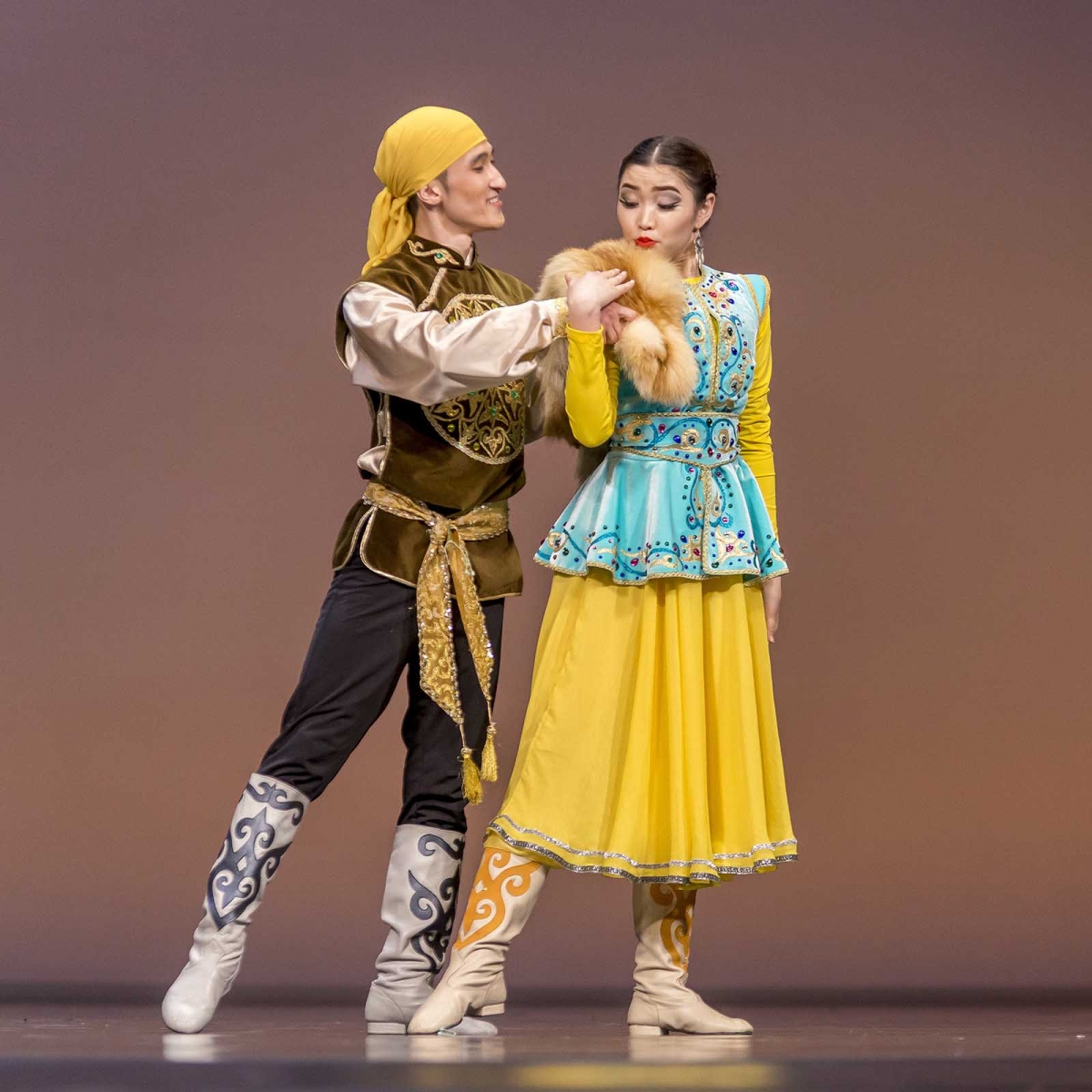 Казахский национальный танец. Казахский танцевальный костюм. Казахский костюм для танца. Национальный танец казахов. Казахские национальные танцы.