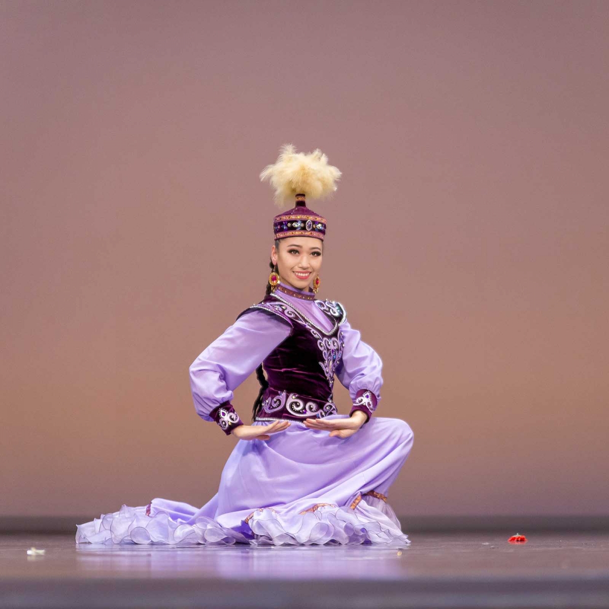 Казахский национальный танец. Шара Жиенкулова танцы. Казахский Тане. Казахские национальные танцы. Казахский танцевальный костюм.