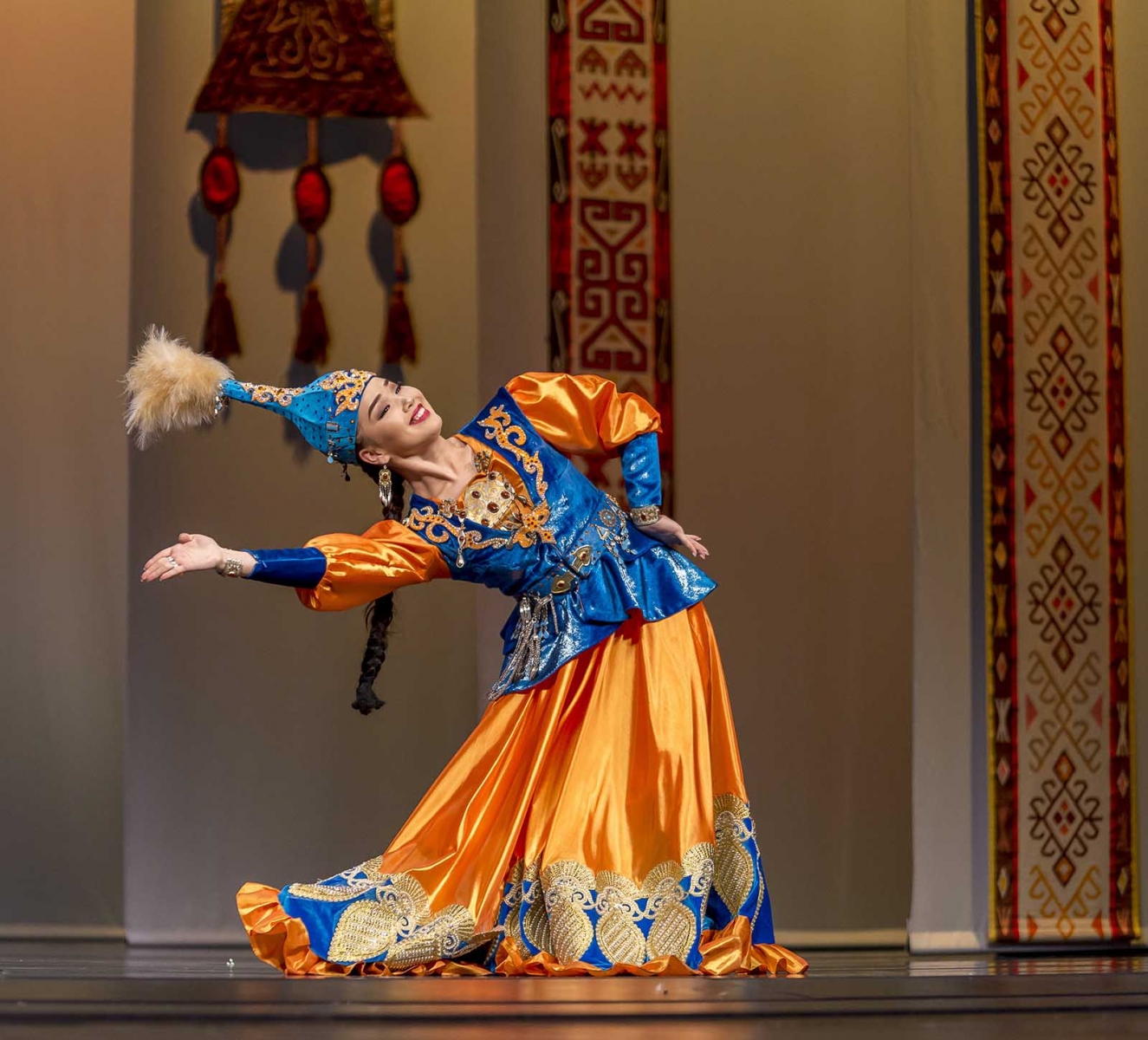 Казахский национальный танец. Казахские национальные танцы. Казахский костюм для танца. Казахский народный танец. Казахский Тане.