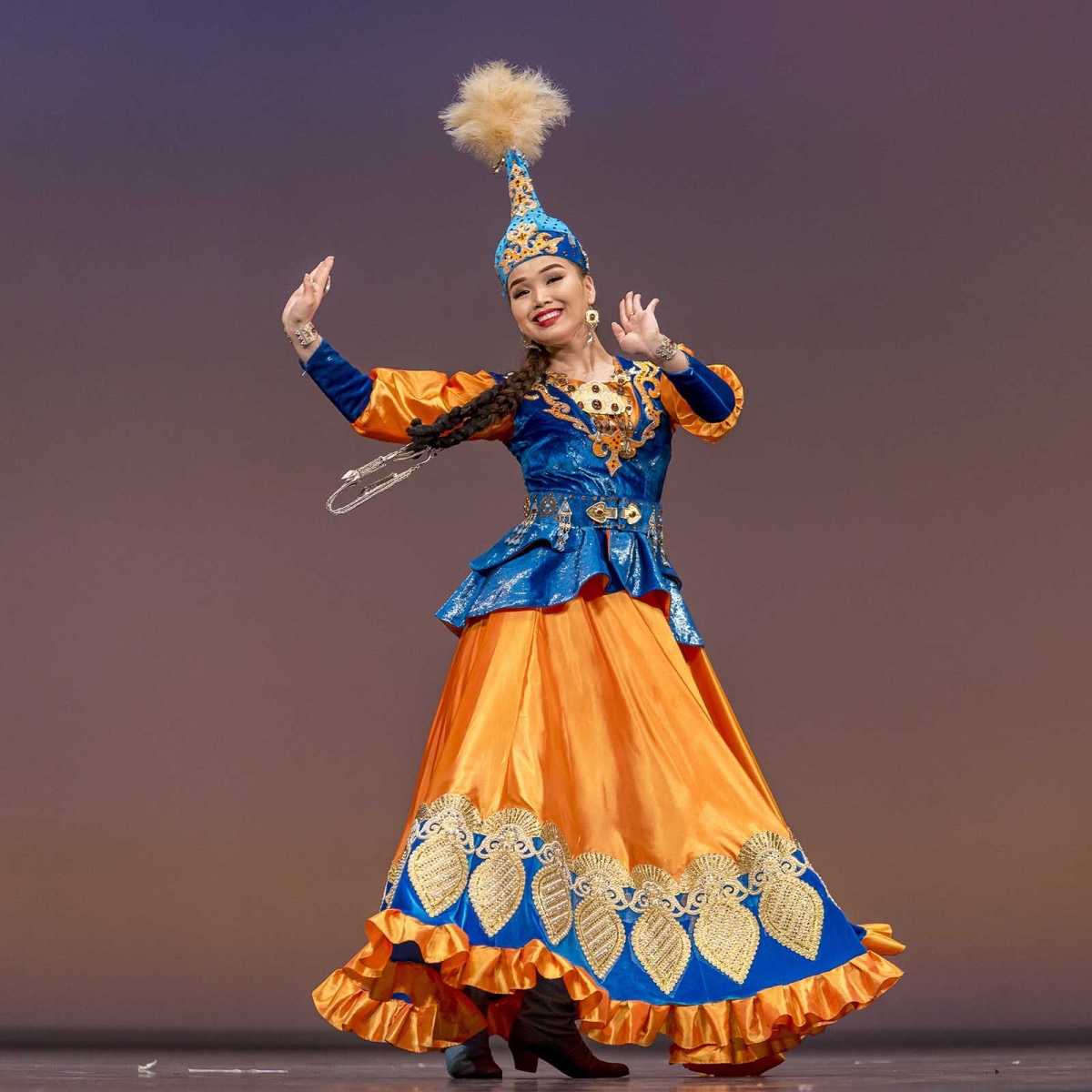 Казахский национальный танец. Национальный костюм Казахстан Камажай. Казахский танец. Казахские национальные танцы. Казахский танцевальный костюм.
