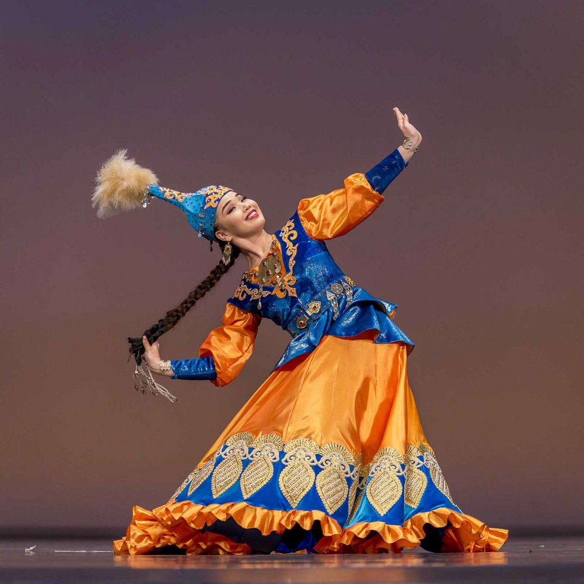 Казахский национальный танец. Казахский танец Камажай. Казахские национальные танцы. Казахский танцевальный костюм. Традиционные казахские танцы.