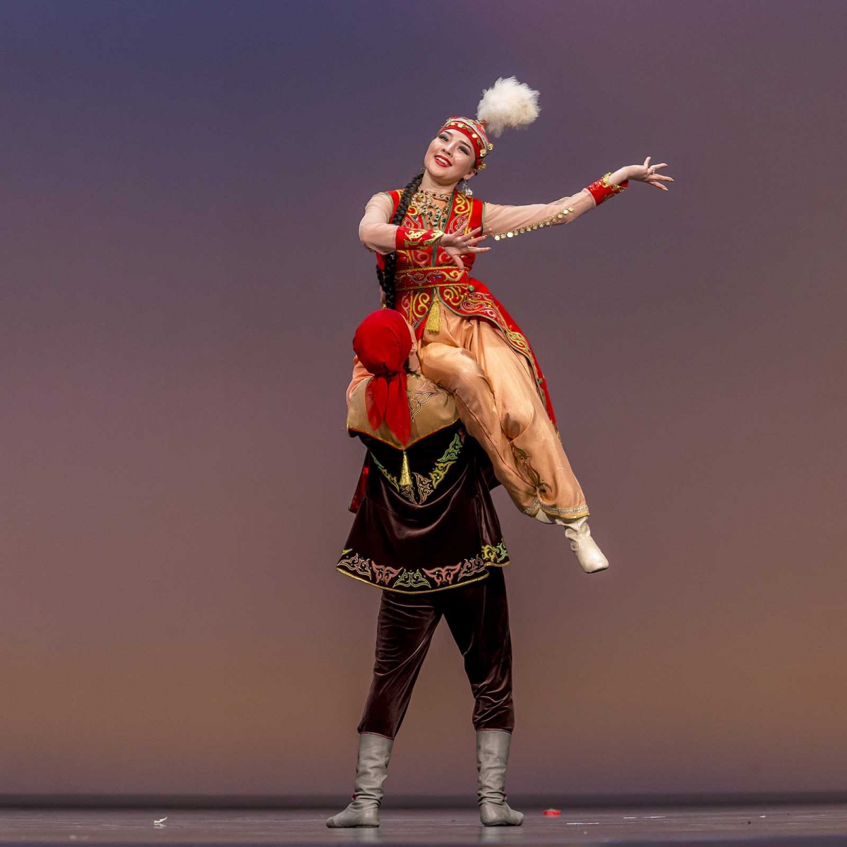 Казахский национальный танец. Шара Жиенкулова танцы. Казахский костюм для танца. Казахские национальные танцы. Казахский народный танец.
