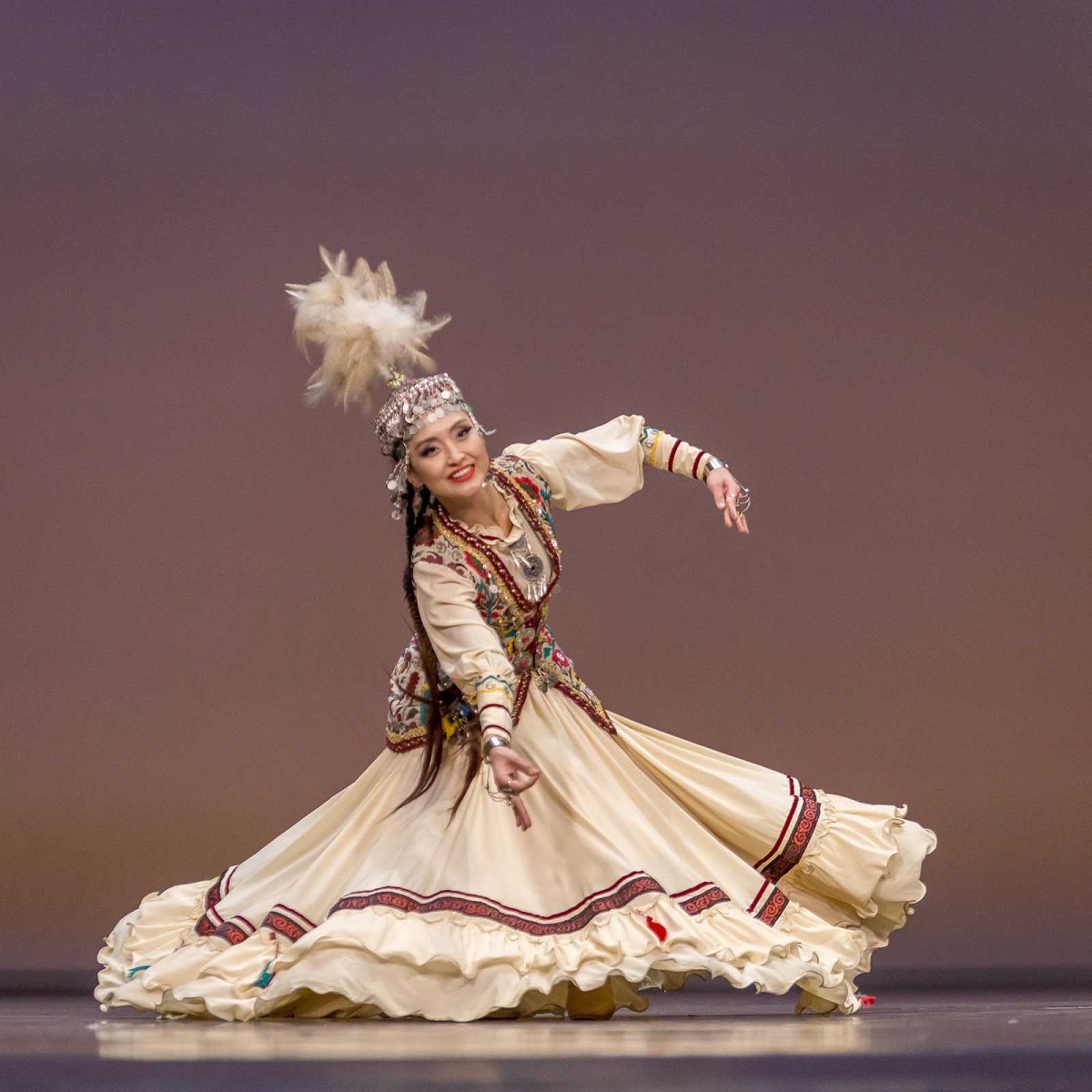 Казахский национальный танец. Казахский танец Камажай. Казахский Тане. Казахские национальные танцы. Казахский танцевальный костюм.