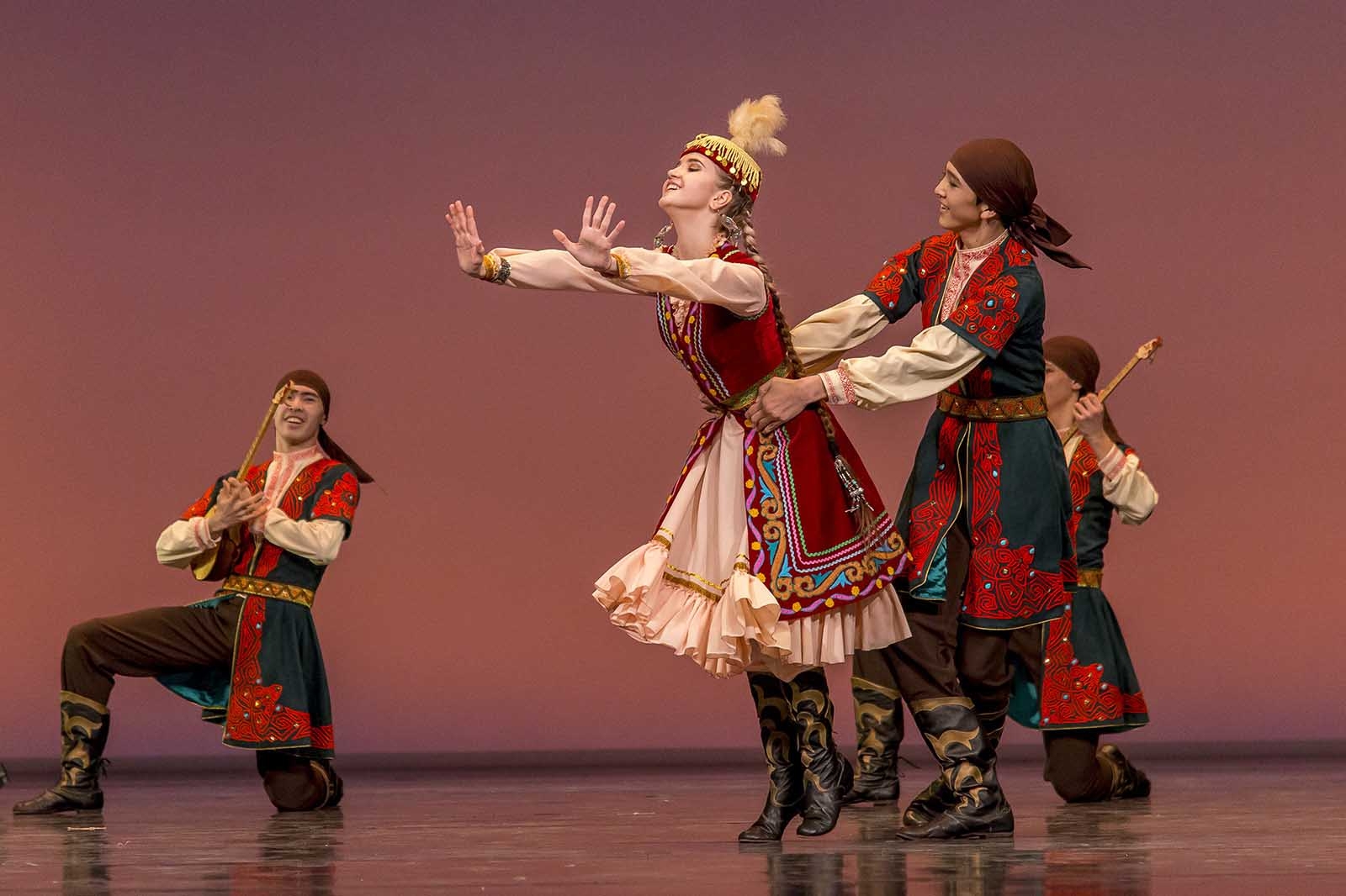 Казахский национальный танец. Шара Жиенкулова танцы. Камажай казахский народный. Казахский танцевальный костюм. Казахские национальные танцы.
